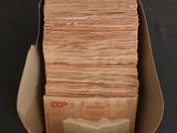 une boîte en carton remplie de vieux papiers posée sur une table