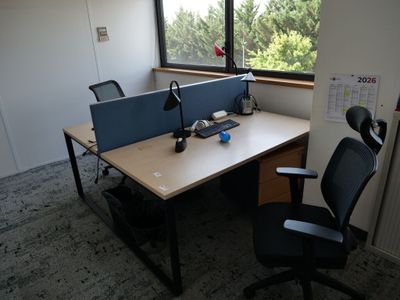 un bureau avec une chaise et un ordinateur dessus