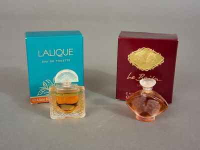 deux petits flacons de parfum posés l'un à côté de l'autre sur une table