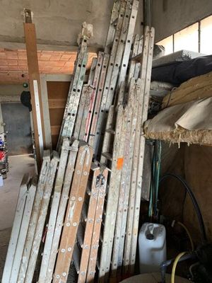 plusieurs pièces de bois sont empilées dans un garage