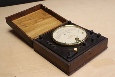 une petite boîte en bois avec une horloge à l'intérieur