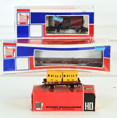 deux boîtes de trains miniatures posées l'une sur l'autre