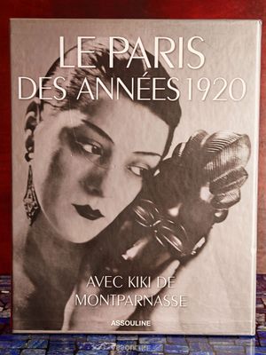 La couverture du livre *Le Paris des années 1920* est posée sur une table.
