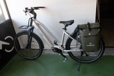 un vélo garé à côté d'un panneau