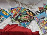 beaucoup de bandes dessinées éparpillées sur un lit