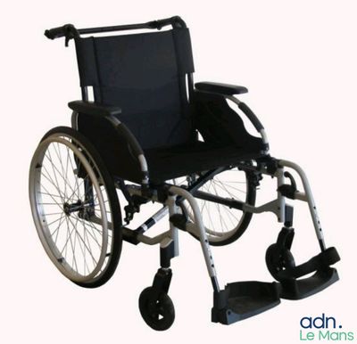 Le fauteuil roulant est vide et prêt à l'emploi.