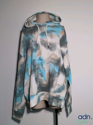 sweat à capuche présenté sur un mannequin