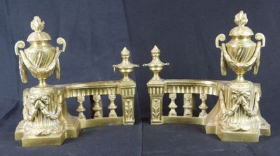 paire de figurines anciennes en laiton représentant un homme et une femme sur un pont