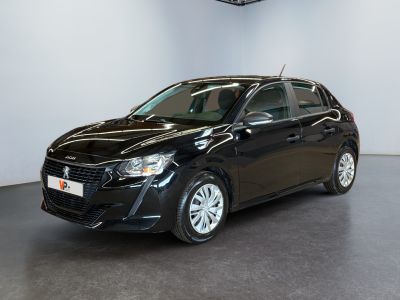 La voiture noire est garée dans le garage de l'immeuble
