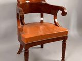 une image représentant une chaise en bois avec une assise en cuir, sur fond blanc