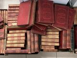 de nombreux livres empilés sur le sol