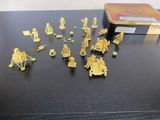 beaucoup de petits soldats en plastique posés sur la table