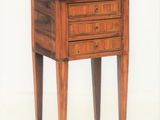 une petite table en bois avec trois tiroirs