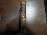 un vieux livre posé sur une table en bois