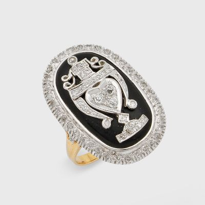 une image représentant une bague en noir et blanc surmontée d'une couronne