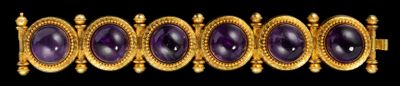 bracelet en or et améthore avec des pierres violettes sur fond noir