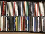 une boîte remplie de DVD posée par terre