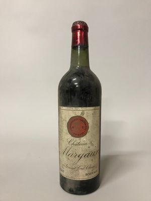 une bouteille de vin posée sur une table