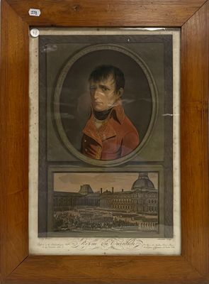 portrait d'un homme vêtu d'un manteau rouge, dans un cadre en bois orné d'une image représentant un bâtiment