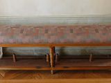 un banc posé à même le sol dans une pièce