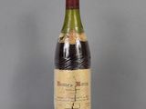 une bouteille de vin posée sur une table