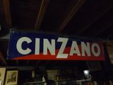 une enseigne portant l'inscription « Cinzano » suspendue au plafond