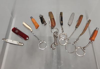 de nombreux types de couteaux exposés dans une vitrine