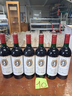 six bouteilles de vin rouge sont alignées sur une table