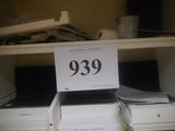 une étiquette indiquant « 399 $ » sur une étagère dans un magasin