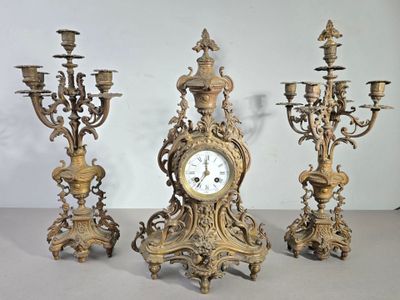 trois horloges de tailles différentes posées les unes à côté des autres sur une table