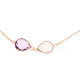 un collier composé de deux pierres roses et violettes montées sur une chaîne en or