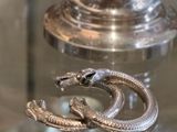 un serpent argenté posé sur une table en verre