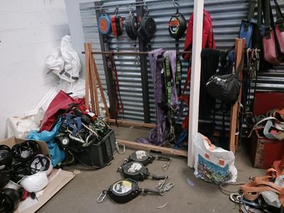 une pièce remplie de matériel de ski, avec des skis par terre