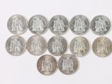 un lot de pièces de monnaie posées sur une table