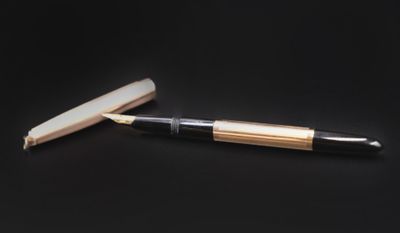 une image représentant un stylo et un rasoir sur fond noir