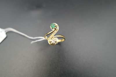 une bague en or avec une pierre verte au centre