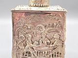 une image représentant une petite boîte en argent ornée d'un motif