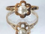 l'image d'une bague en or avec une perle au milieu
