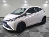 une photo d'une Toyota Prius blanche garée dans un garage