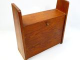 une petite boîte en bois munie d'une poignée