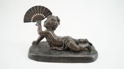 "Putti à l'éventail" sujet régule portant une signature non …