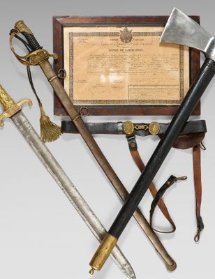 deux épées et une plaque exposées dans une vitrine en bois