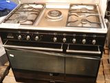 une cuisinière noire avec deux feux dessus