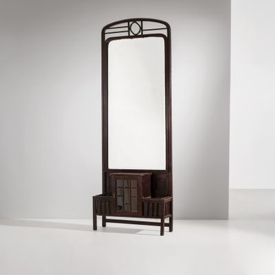 un grand miroir avec un cadre en bois et un banc devant