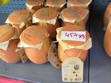 de nombreux sandwichs sur les rayons du magasin