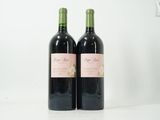 deux bouteilles de vin posées l'une à côté de l'autre sur une table