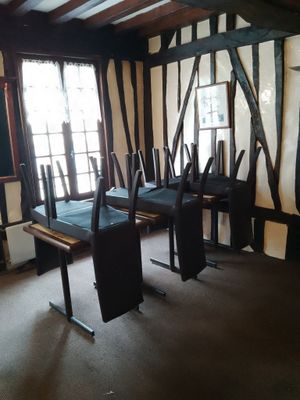une pièce avec une table et des chaises