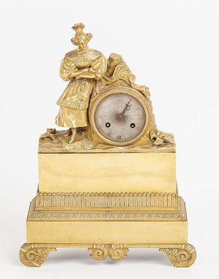 Petite pendule en bronze à patine jaune et cadran argenté su…