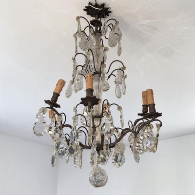 lustre dans un coin d'une pièce aux murs et au plafond blancs