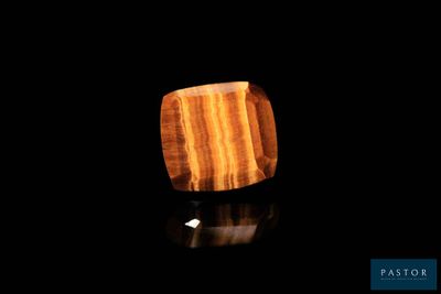 un gros plan d'un objet en bois posé sur une surface noire
